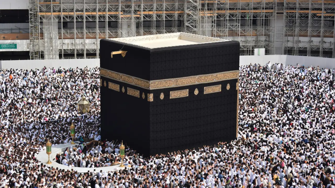 Pilgrims performing Tawaf at the Kaaba during Umrah 2025